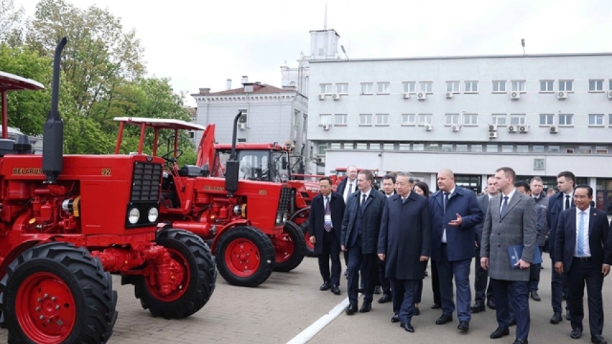 Party leader visits Minsk Tractor Works
